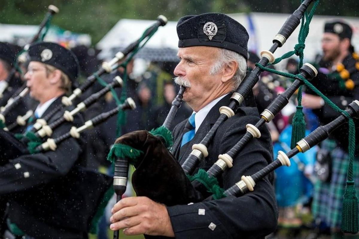 un gruppo di uomini in uniforme militare che suonano la cornamusa
