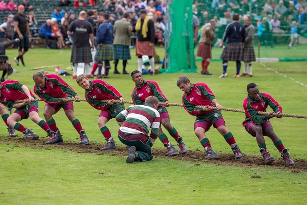 un gruppo di uomini che giocano a rugby