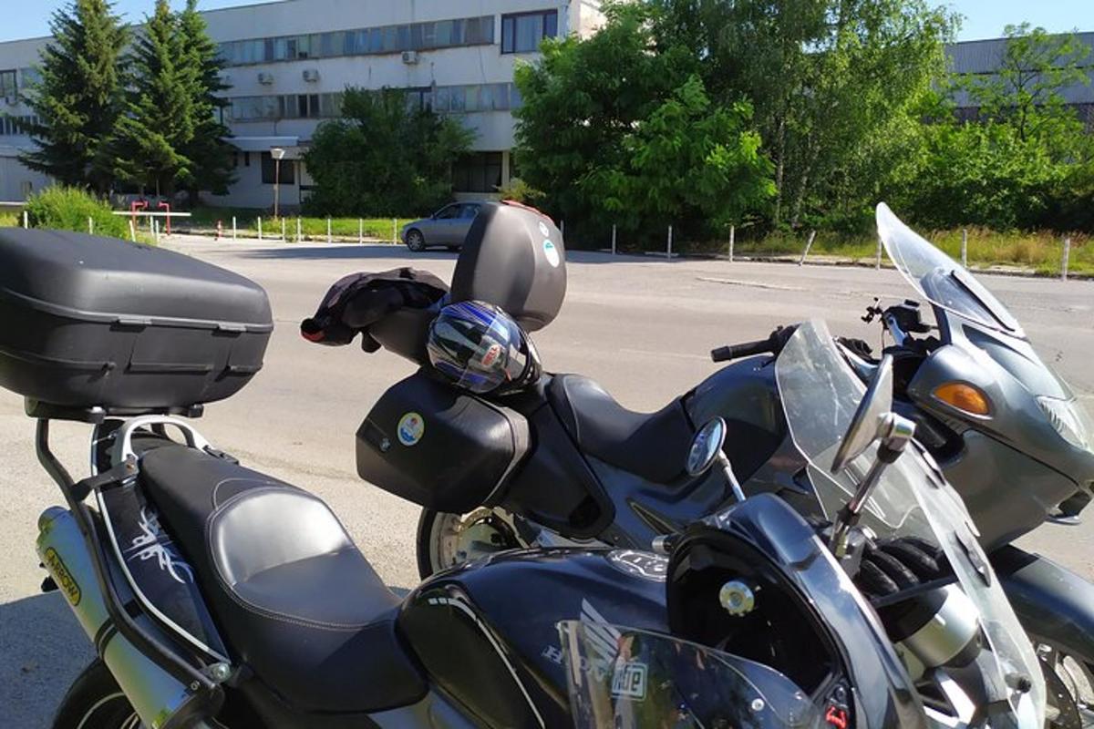motorno kolo parkirano na parkirišču s psom na njem