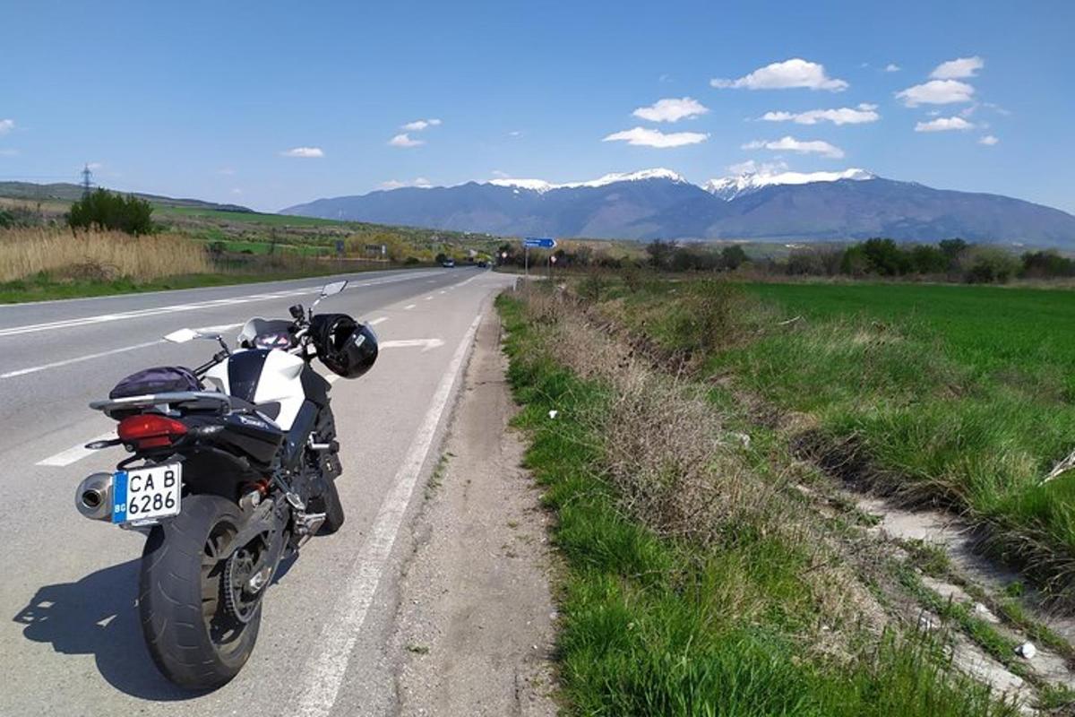 motocykl zaparkovaný na kraji silnice