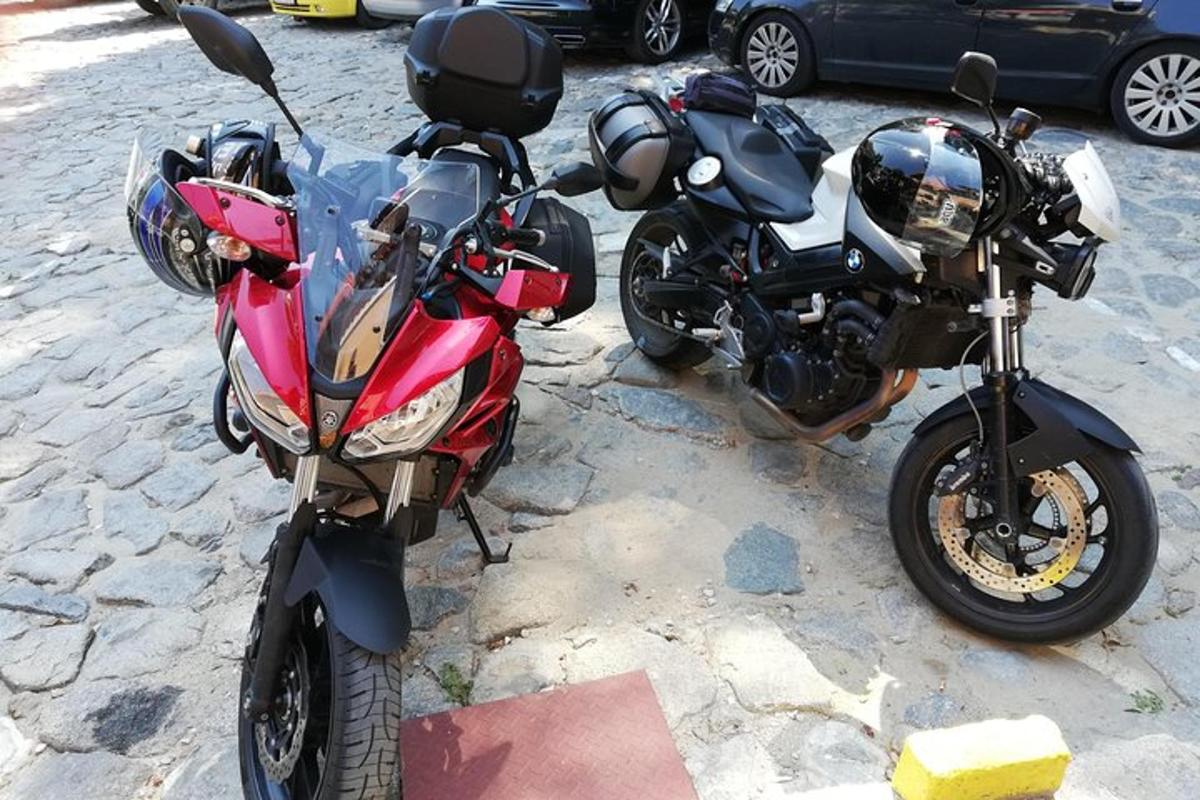 dva motocykly zaparkované vedle sebe na ulici