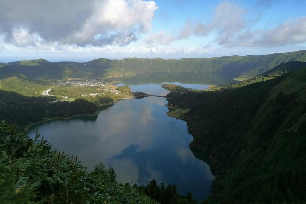 en luftfoto av en innsjø i fjellene