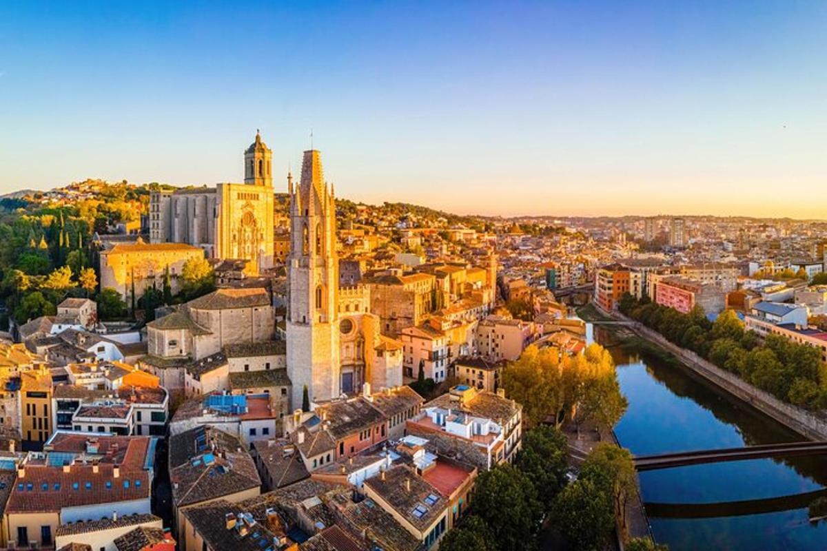 una vista aerea di una città con un fiume e degli edifici