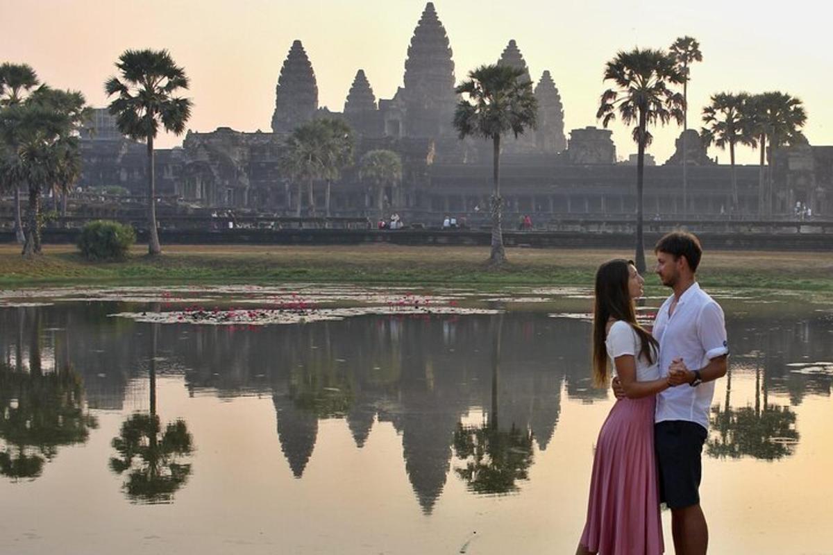 un homme et une femme debout à côté d'un plan d'eau