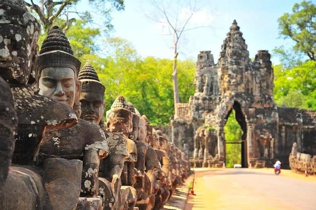 sekumpulan patung di hadapan sebuah bangunan