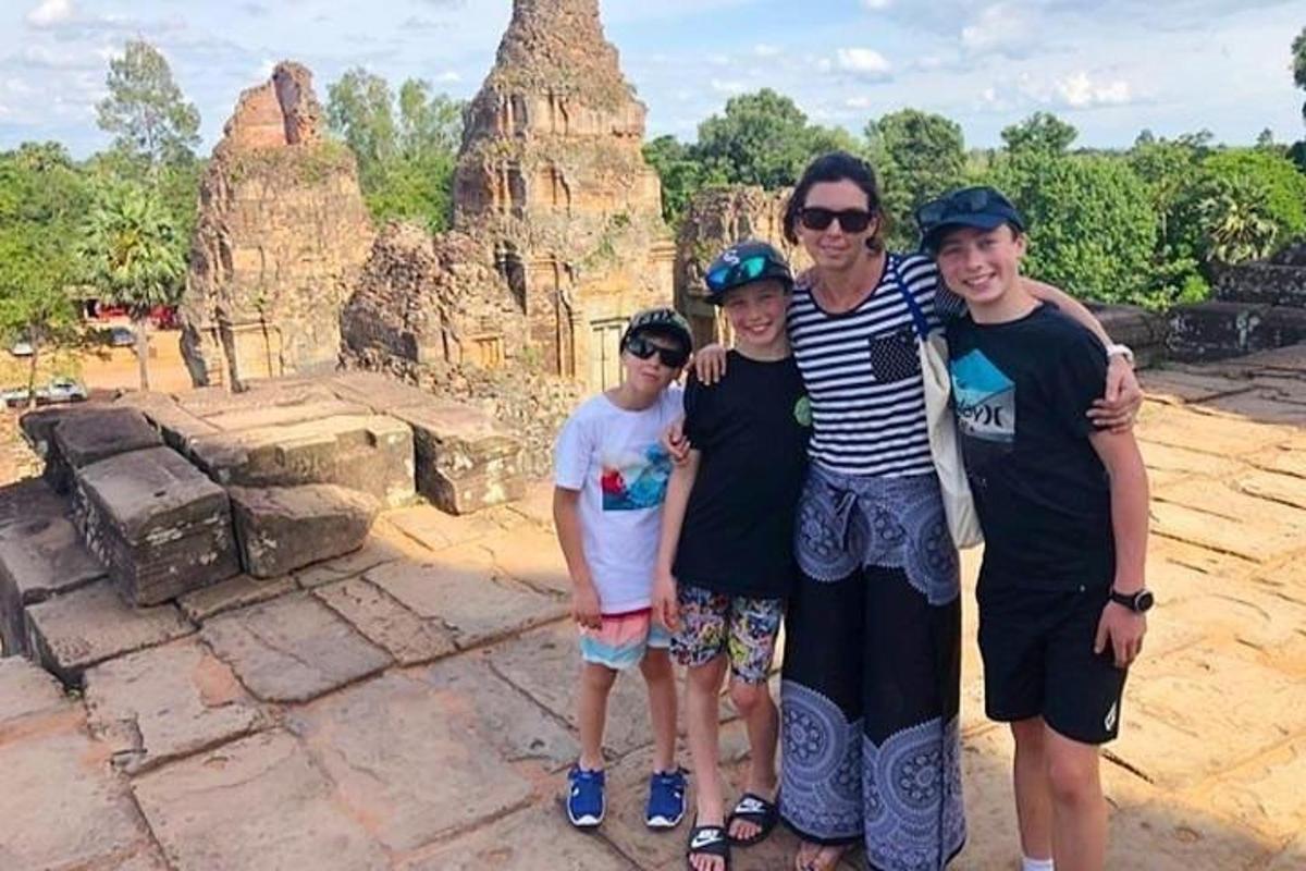 กลุ่มคนที่ยืนอยู่หน้าวัด