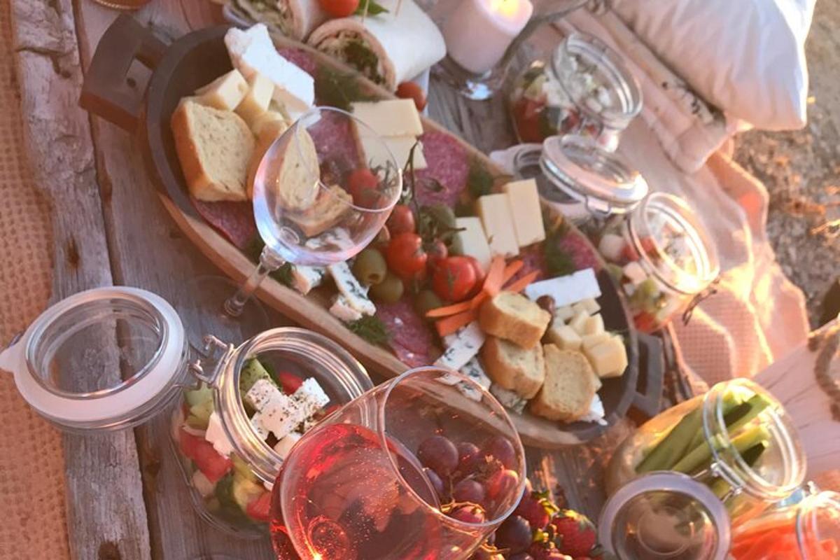 un tavolo con piatti di cibo e bicchieri di vino