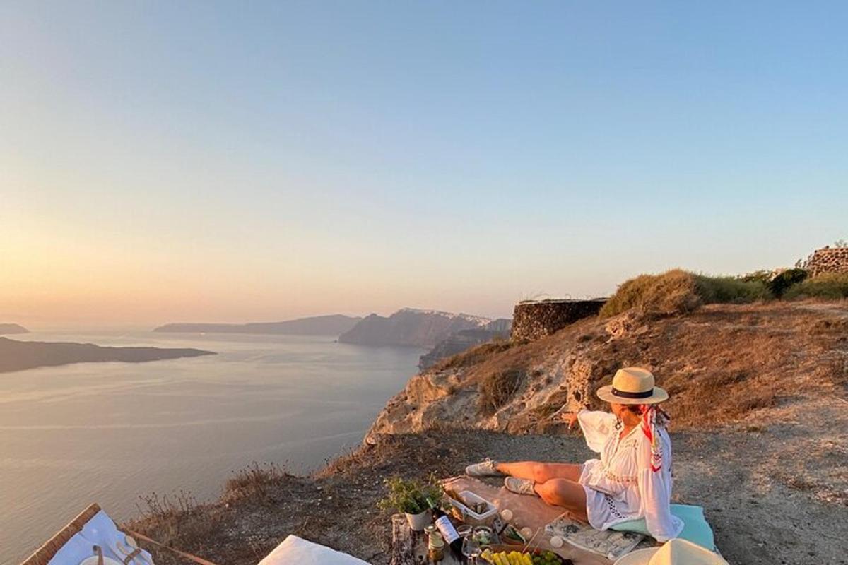 žena sedící na útesu a dívající se na oceán