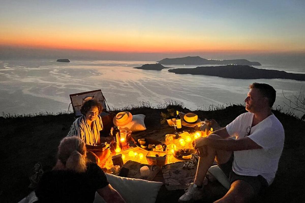 un gruppo di persone sedute attorno a un falò al tramonto