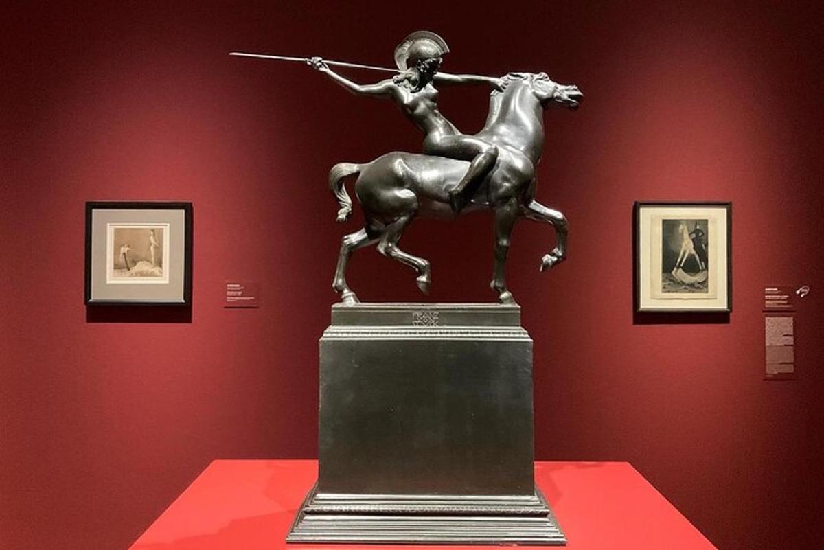 ένα χάλκινο άγαλμα μιας γυναίκας σε άλογο σε ένα μουσείο