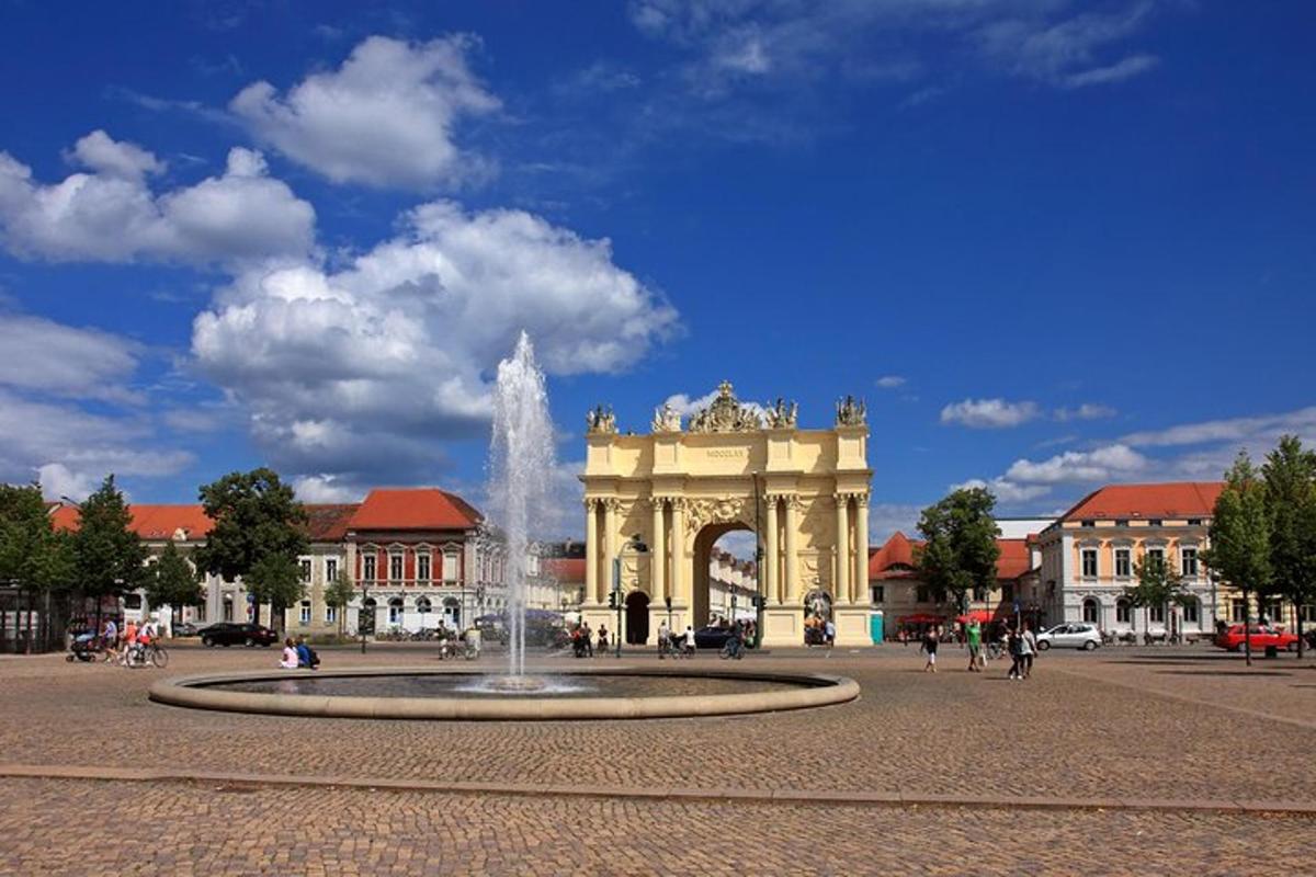 Una fuente en medio de una plaza con un edificio.