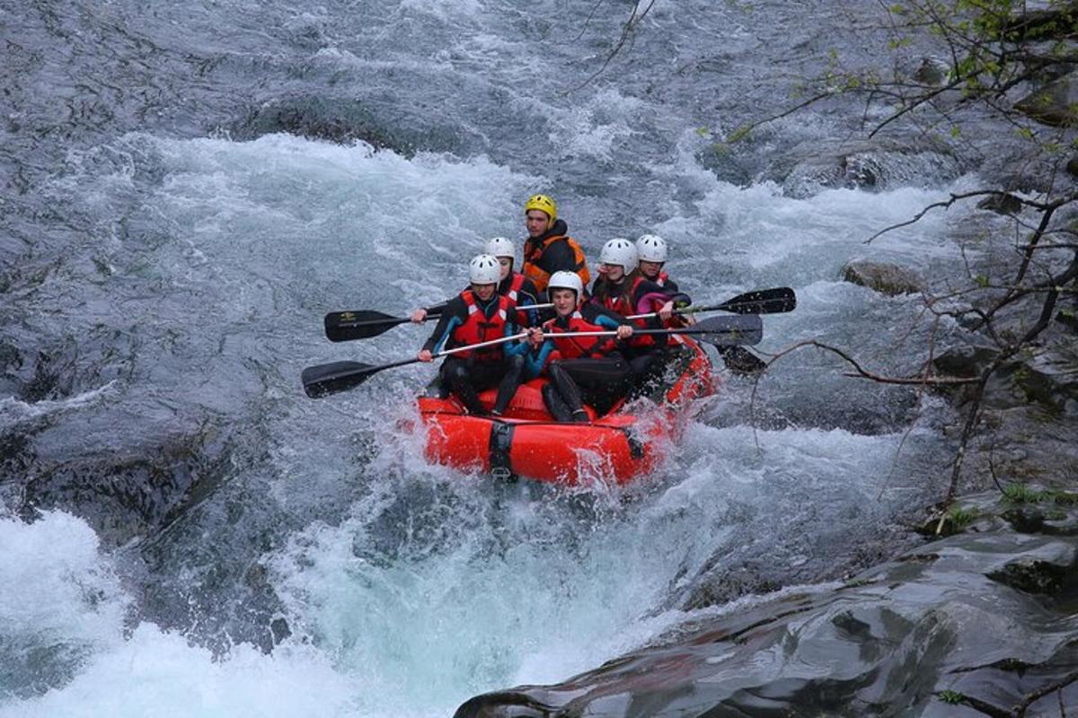 un gruppo di persone su una zattera in un fiume