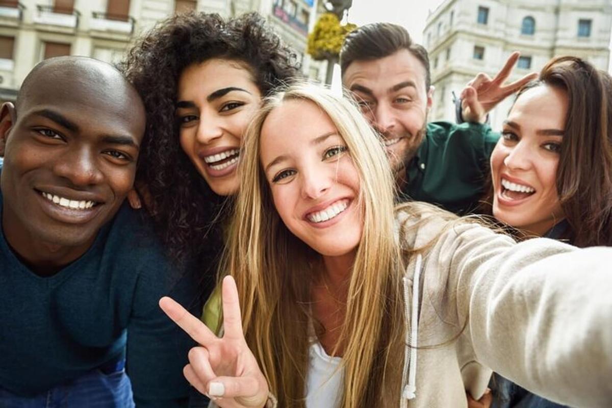 um grupo de pessoas posando para uma foto