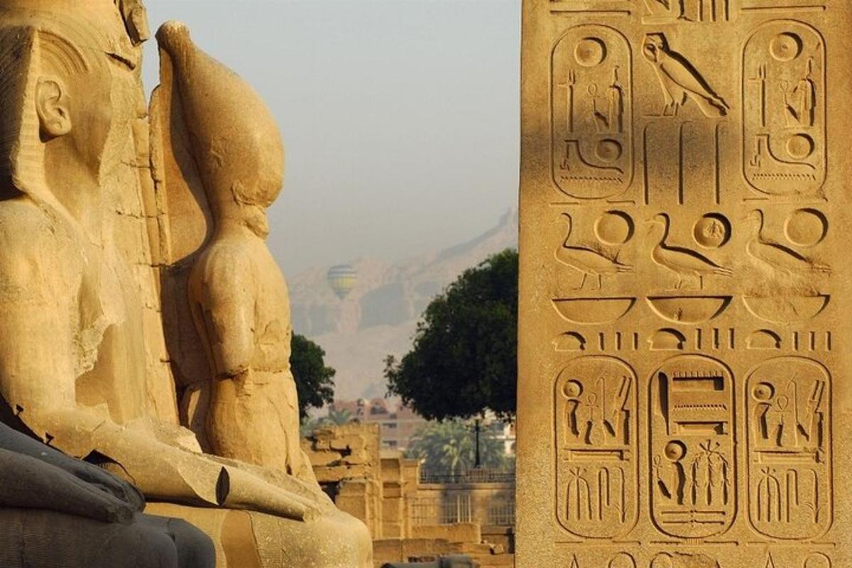 kamenná zeď s hieroglyfy