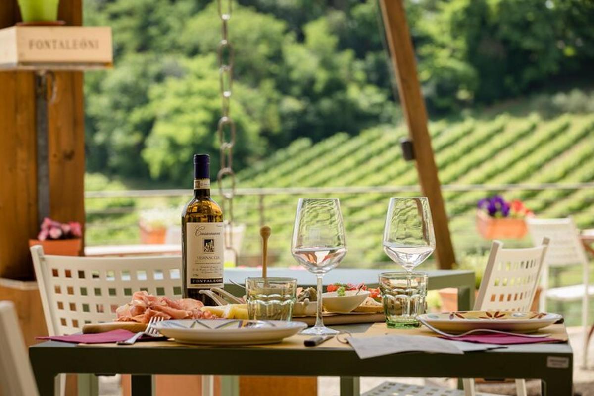un tavolo con una bottiglia di vino e dei bicchieri