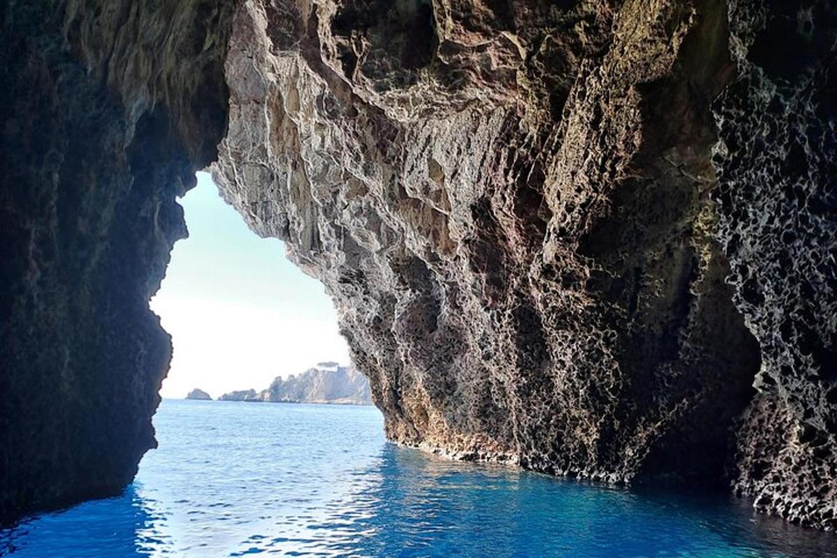uma vista da água de dentro de uma caverna
