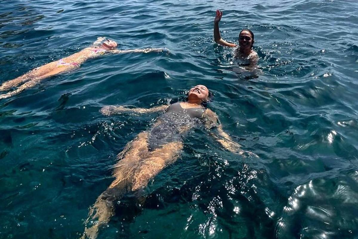 tres personas nadando en el agua en el agua
