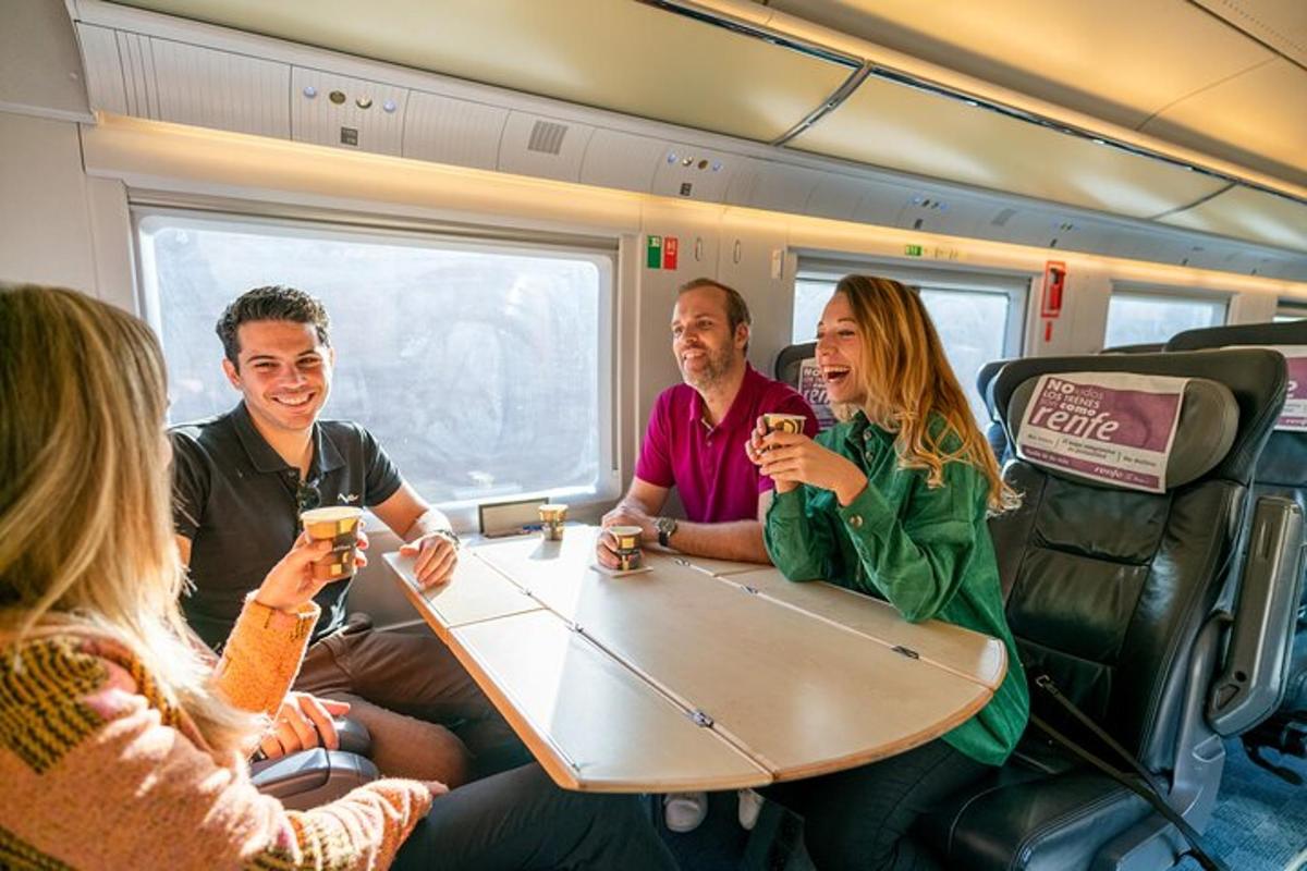 un gruppo di persone sedute attorno a un tavolo su un treno