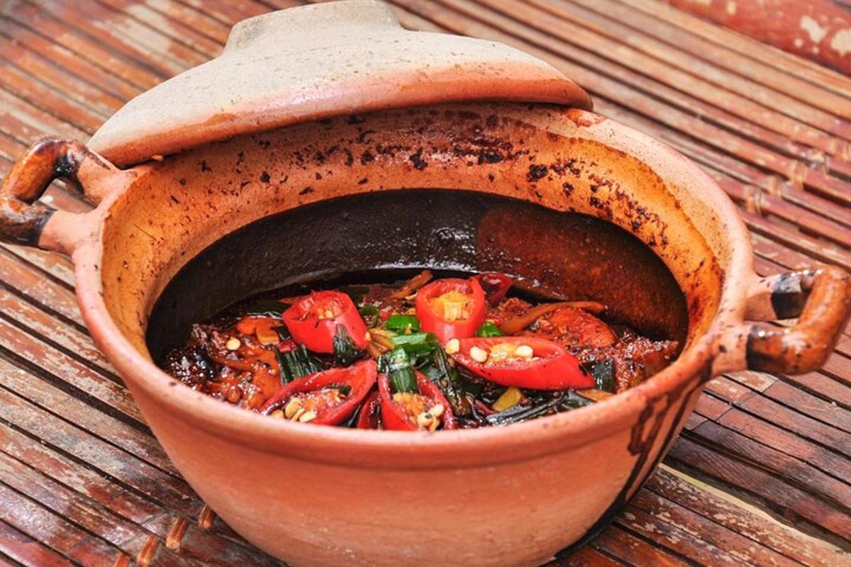Una olla de comida encima de una mesa