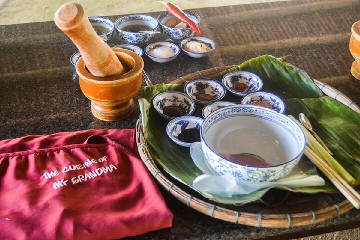 una mesa con un plato con una taza de café