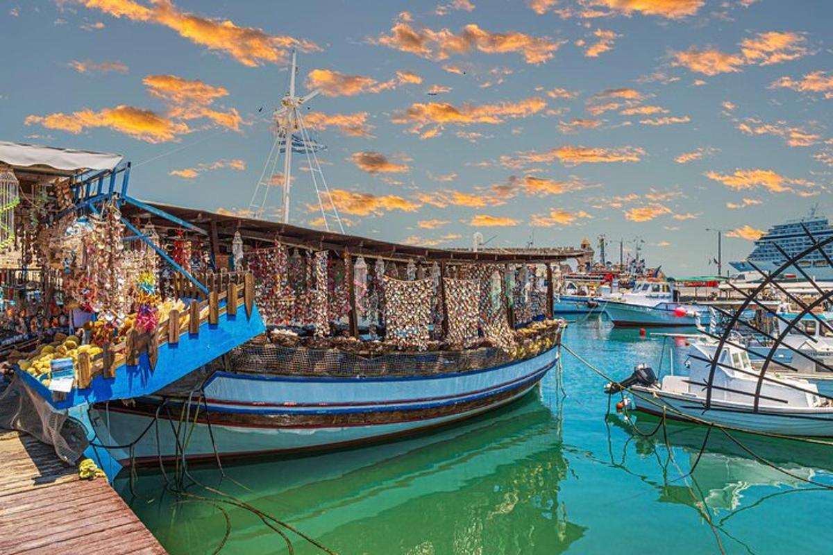 una barca è attraccata a un molo in acqua