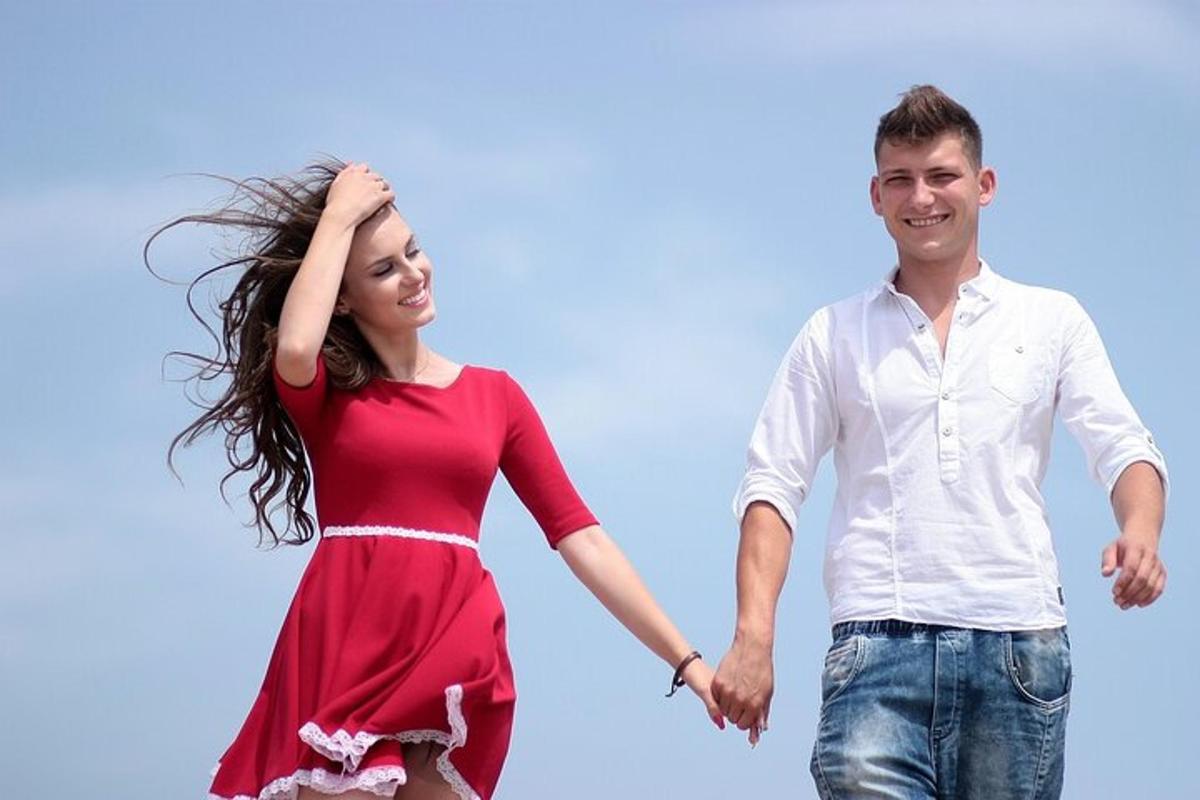 un uomo e una donna camminano insieme