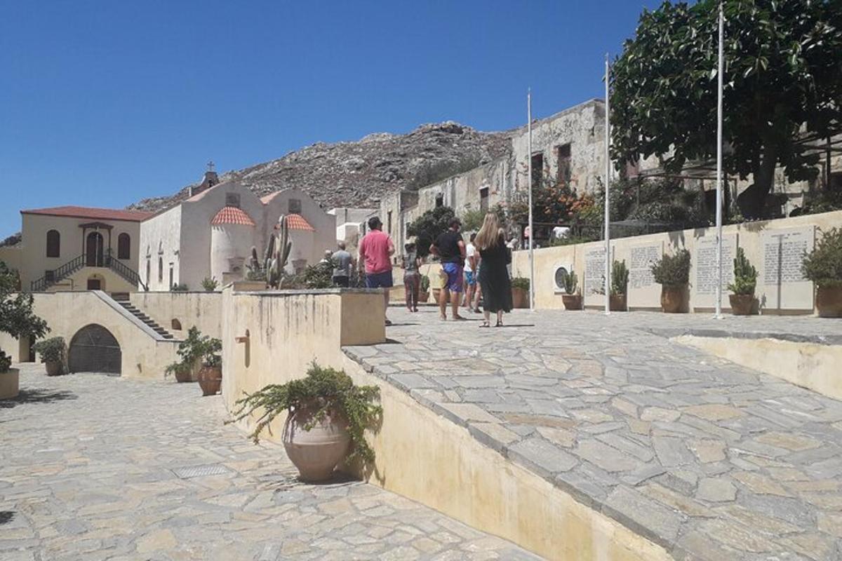 skupina ljudi, ki hodijo po kamnitem pločniku