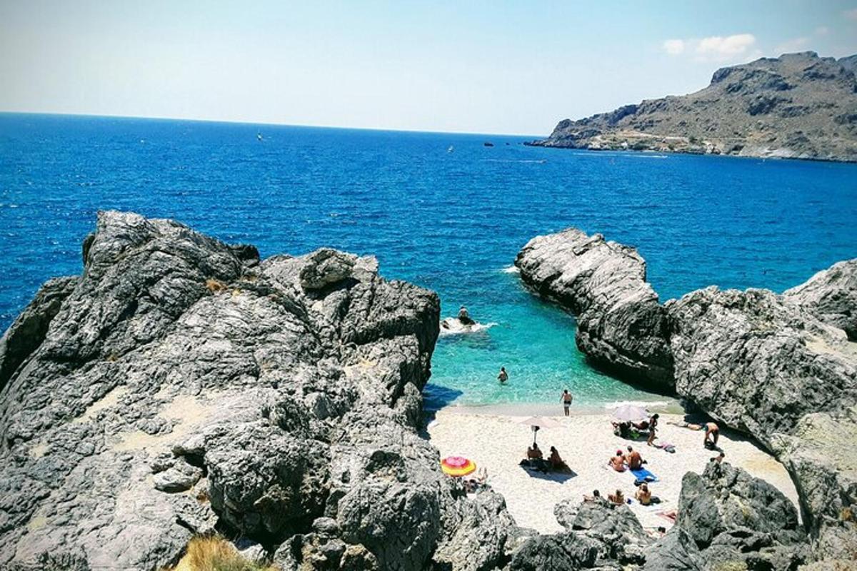 skupina ljudi na plaži s skalami
