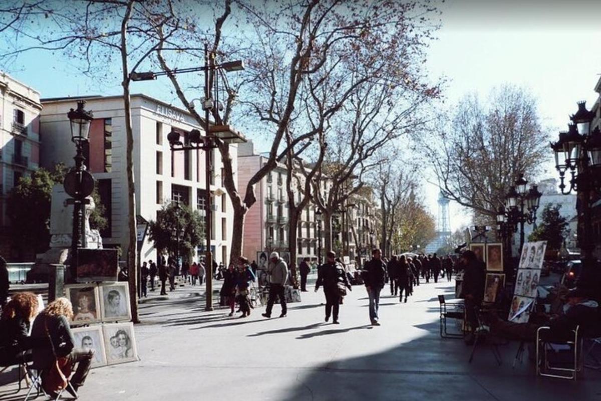 un grup de persones caminant per un carrer de la ciutat