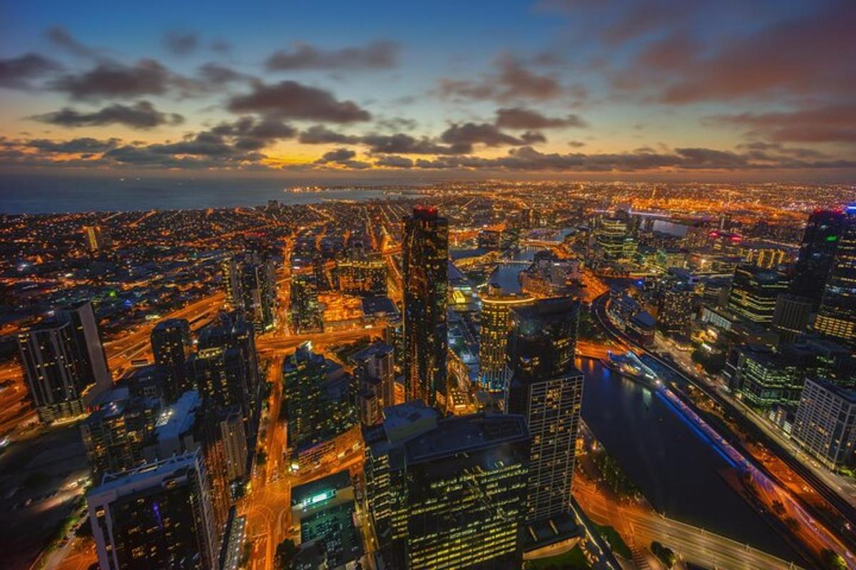 una vista aerea di una città di notte