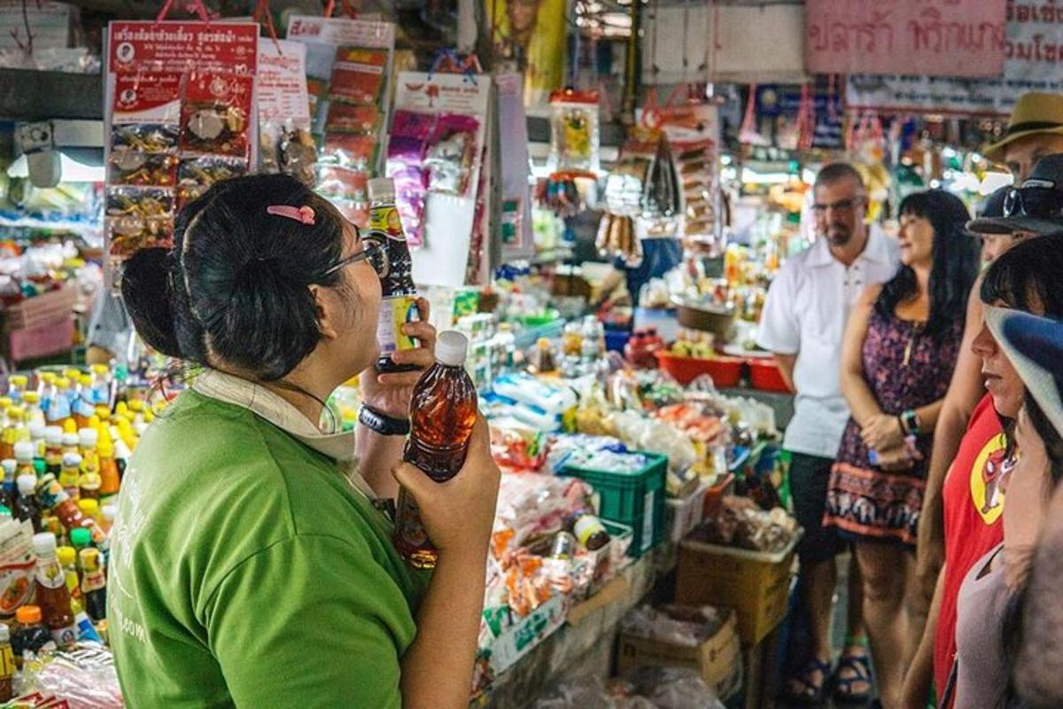 một người phụ nữ đang đứng ở chợ chụp ảnh