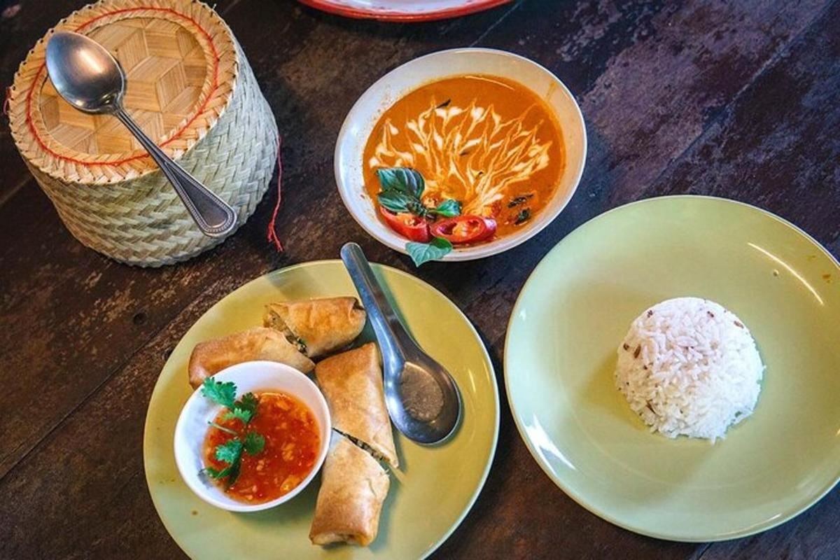 một cái bàn có đĩa thức ăn và một bát súp