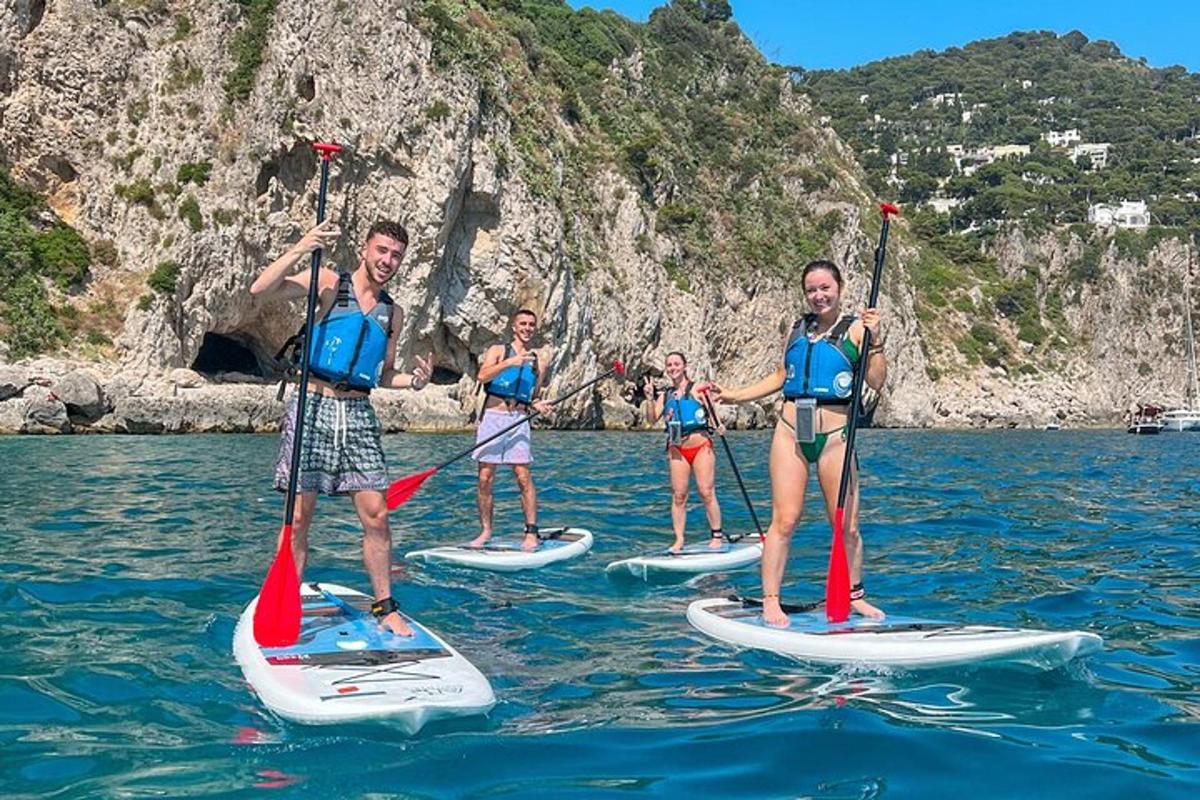 skupina lidí na paddleboardech ve vodě