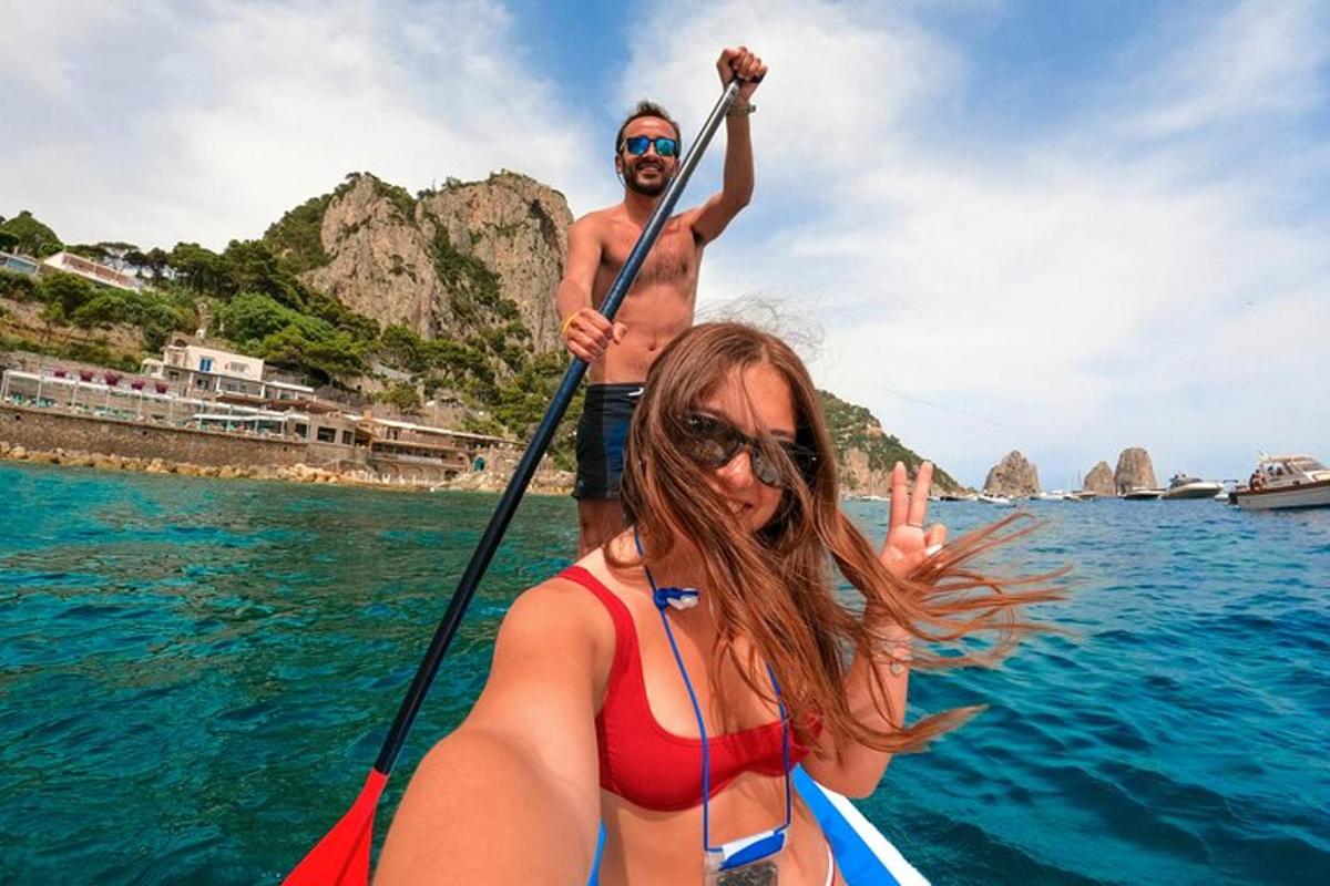 muž a žena na paddleboardu ve vodě