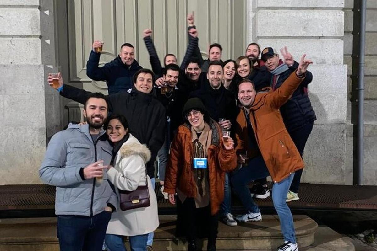 en gruppe mennesker som poserer for et bilde