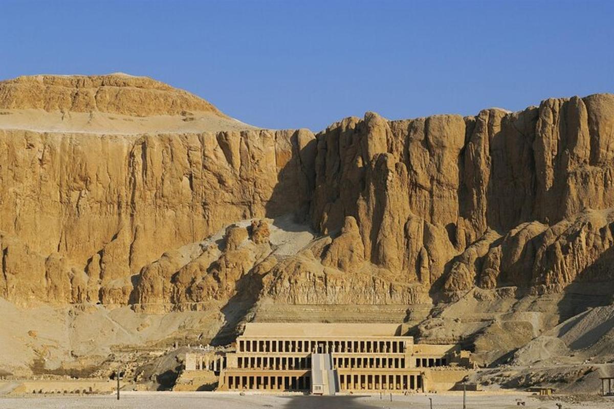 un edifici davant d'una muntanya rocosa