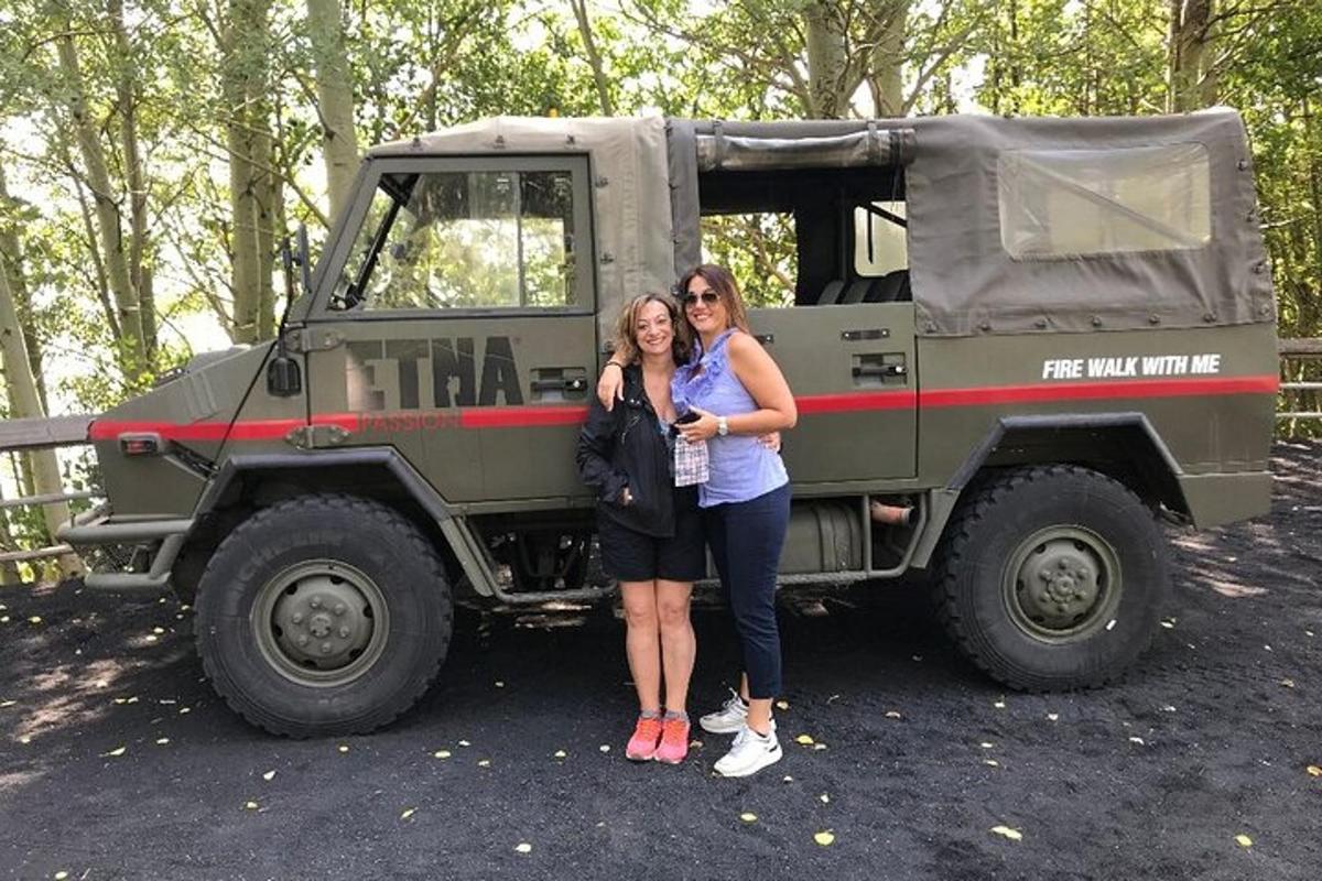 Divas sievietes stāv militārās kravas automašīnas priekšā