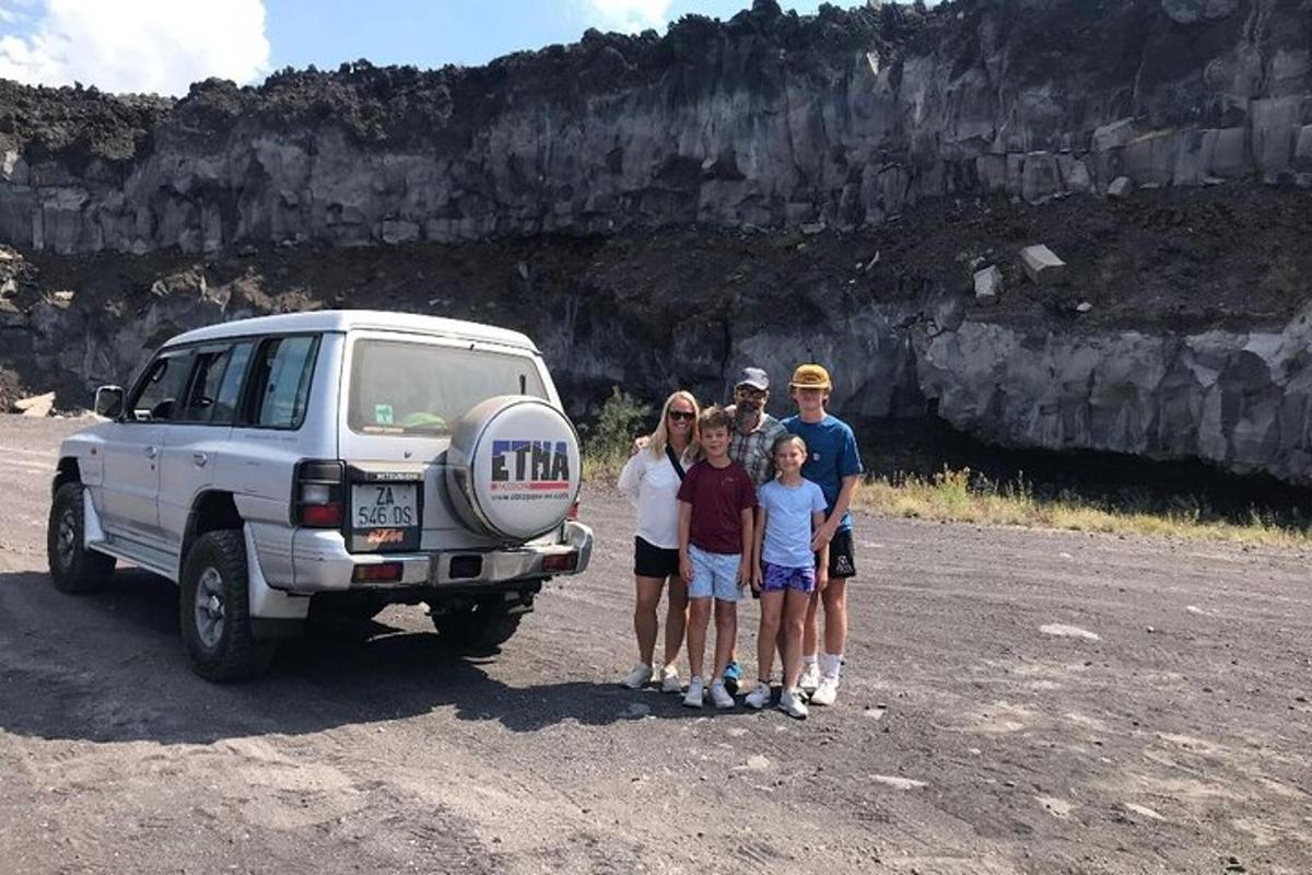 una famiglia in piedi davanti a un furgone bianco