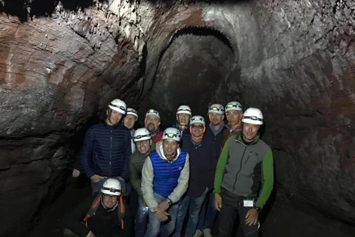 un gruppo di persone in piedi in una grotta