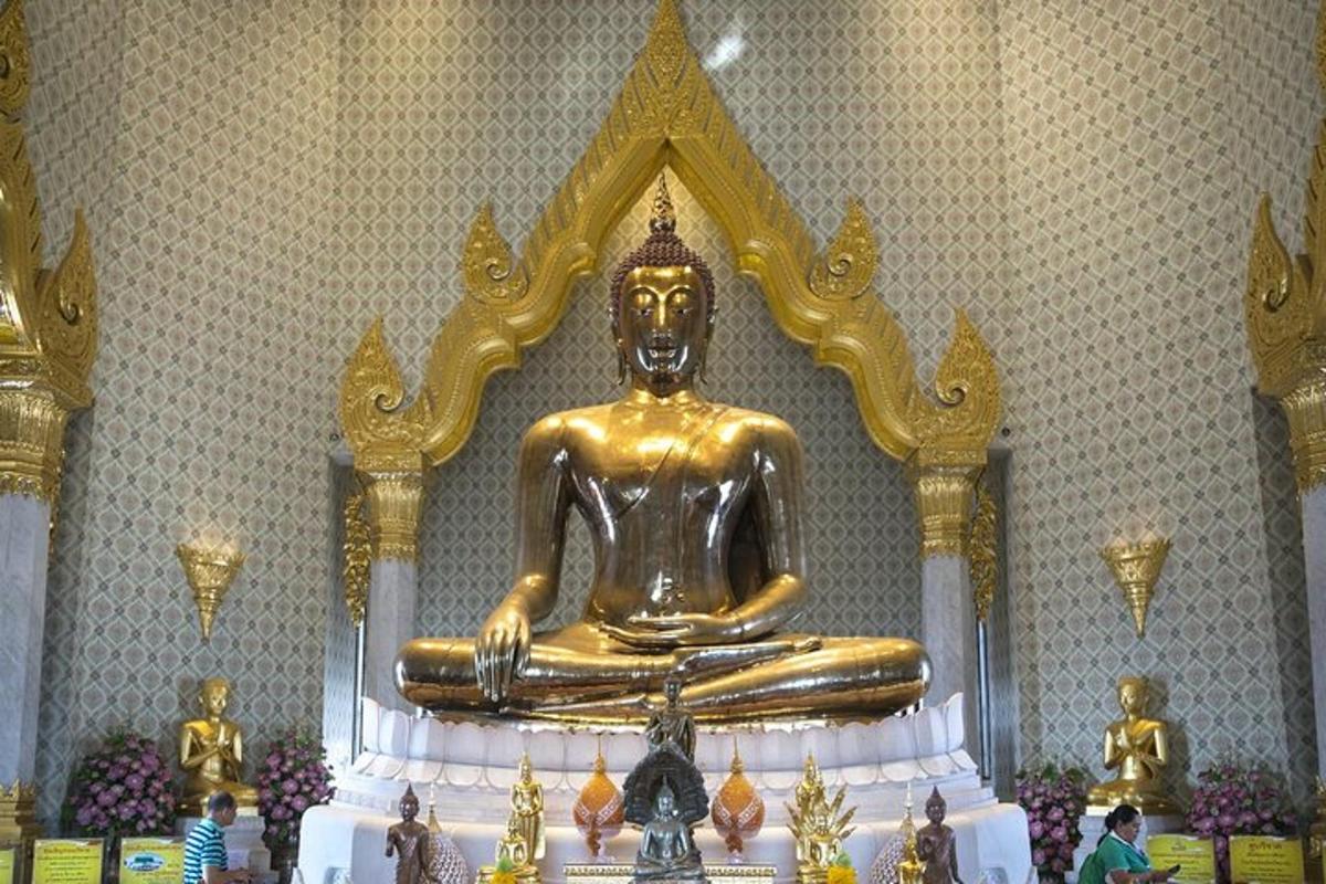 patung buddha emas yang besar di dalam sebuah bilik