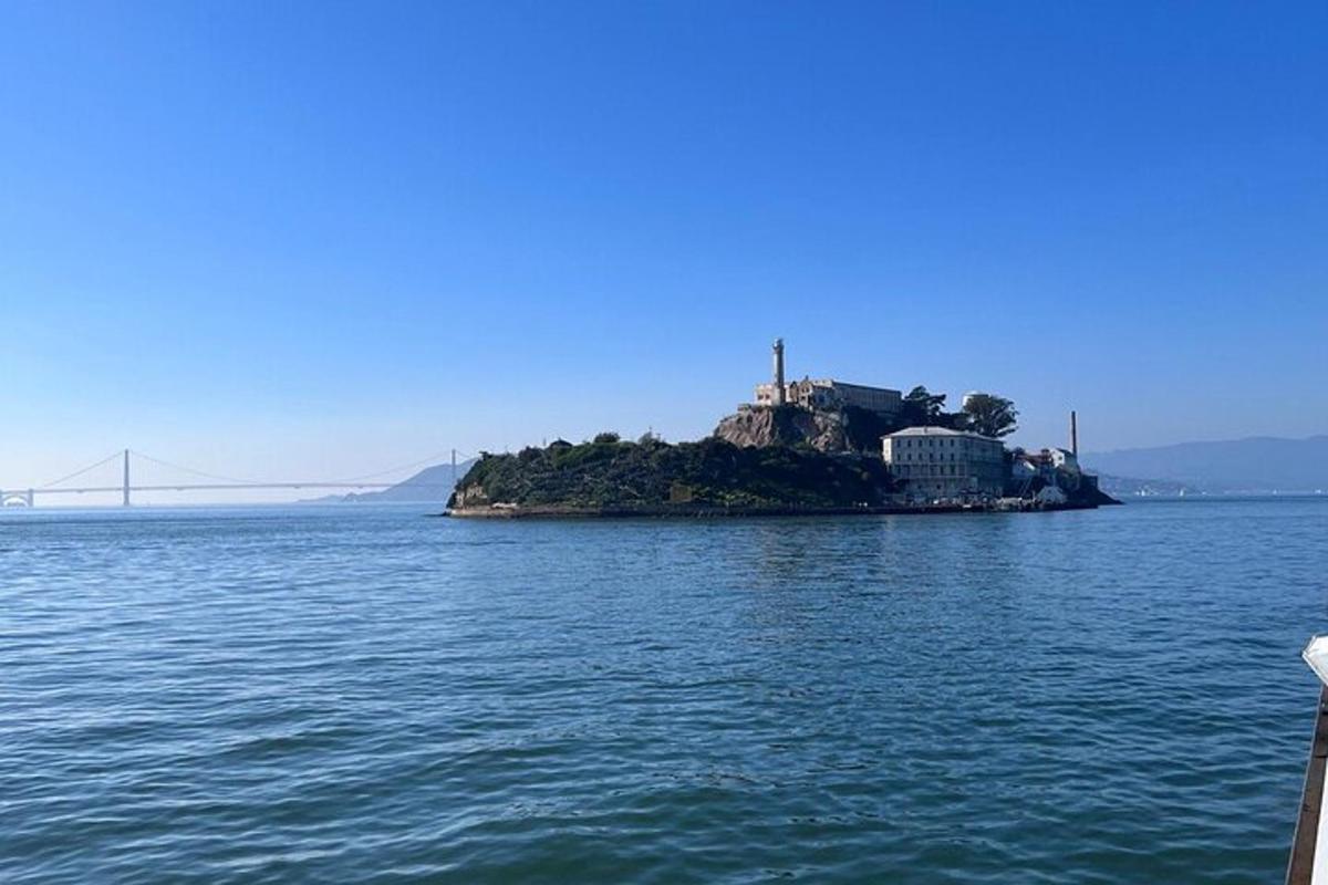 un'isola in mezzo all'acqua con un ponte