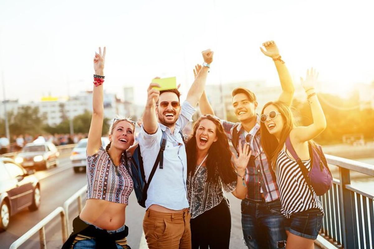 un gruppo di persone con le mani alzate
