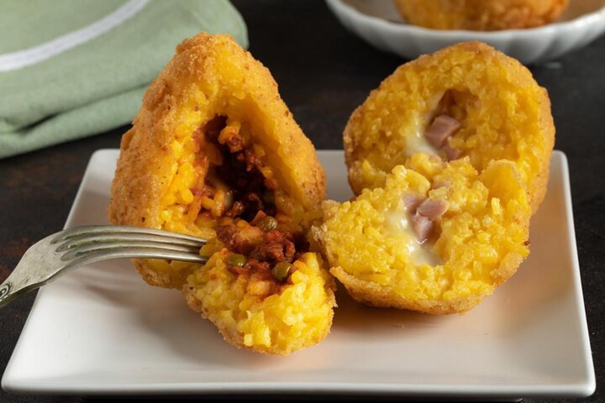 un tenedor con un trozo de comida en un plato