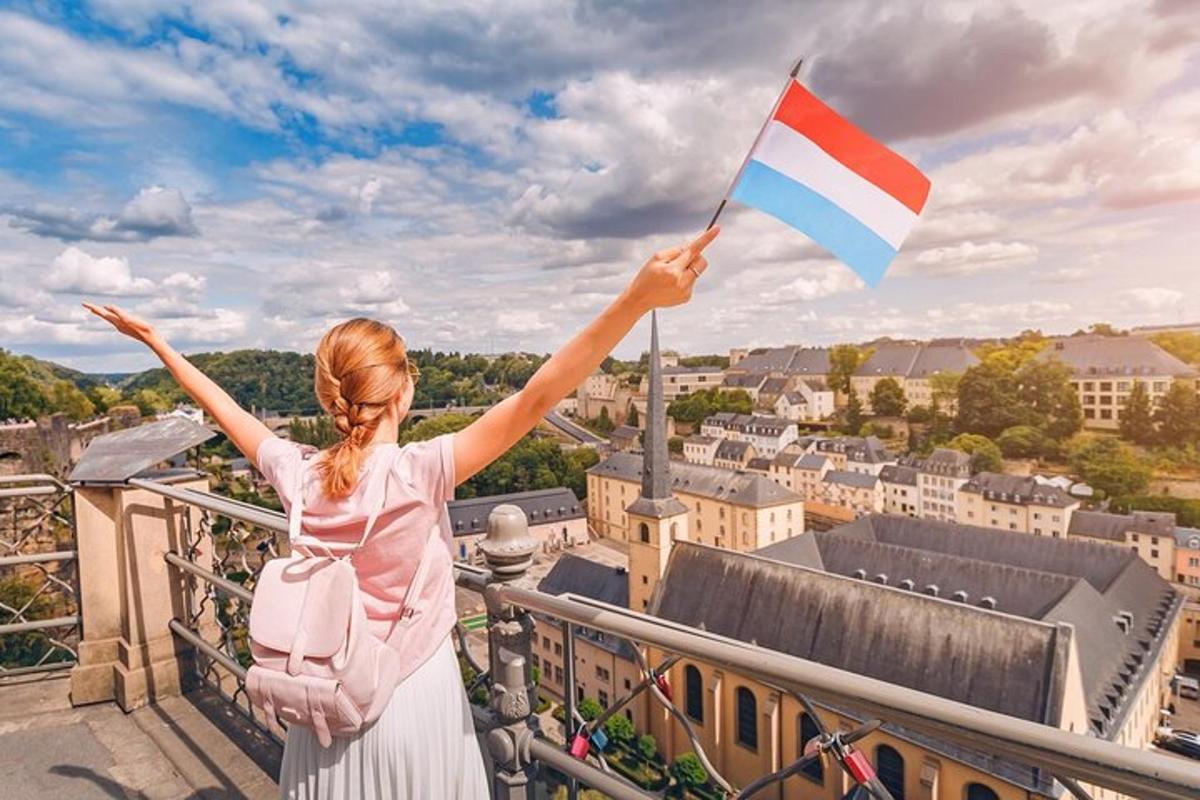 žena držící vlajku na střeše budovy