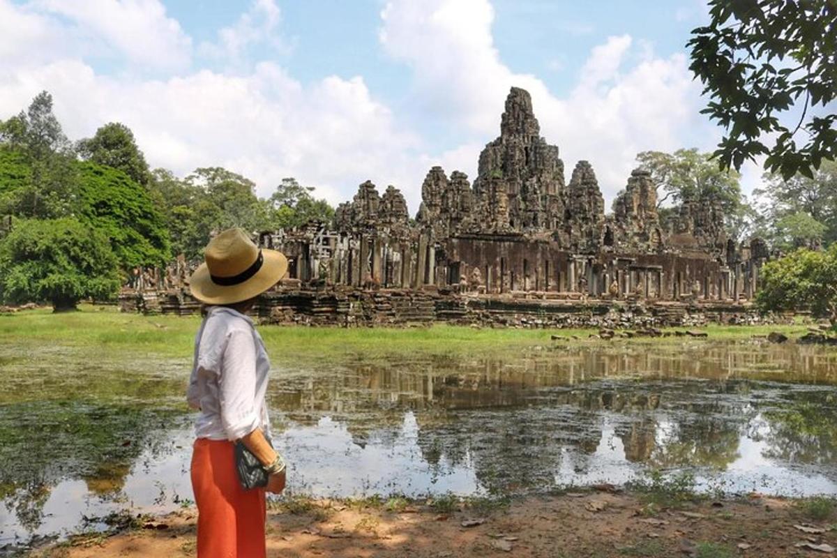 seseorang yang memakai topi berdiri di depan kuil