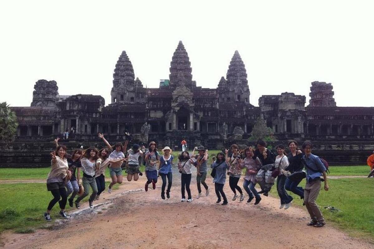 sekelompok orang berlari di depan sebuah gedung
