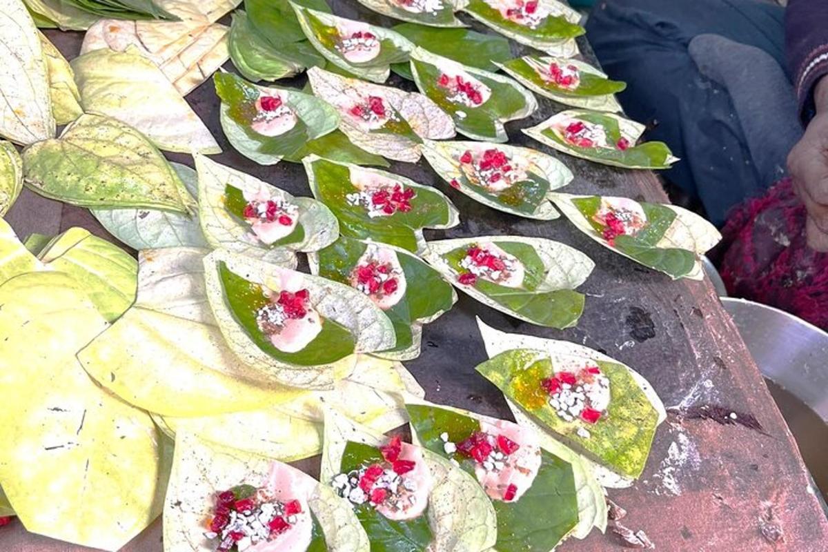 un mucchio di cibo sopra un tavolo