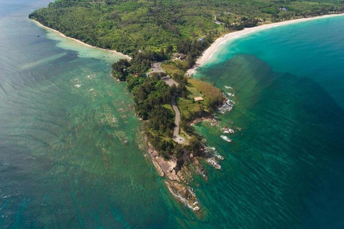 zračni pogled na otok v oceanu