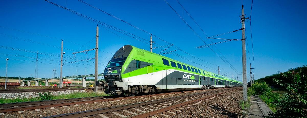 kereta api hijau dan putih di landasan