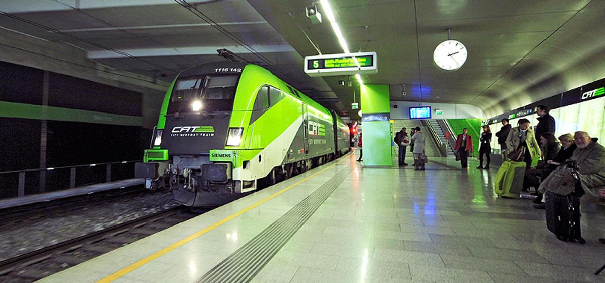 kereta api hijau menarik ke stesen kereta api bawah tanah